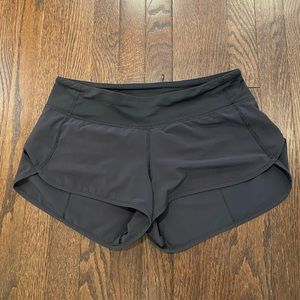 Lululemon women’s black 2.5” speed-up shorts size 6